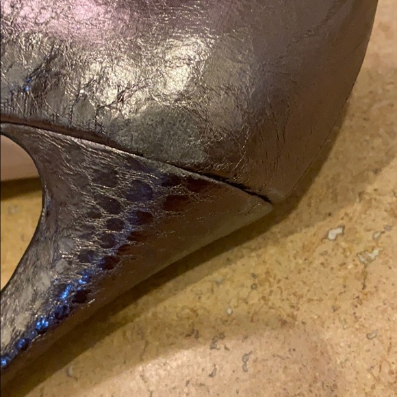 BCBG classic shoe in python color. - Picture 5 of 6